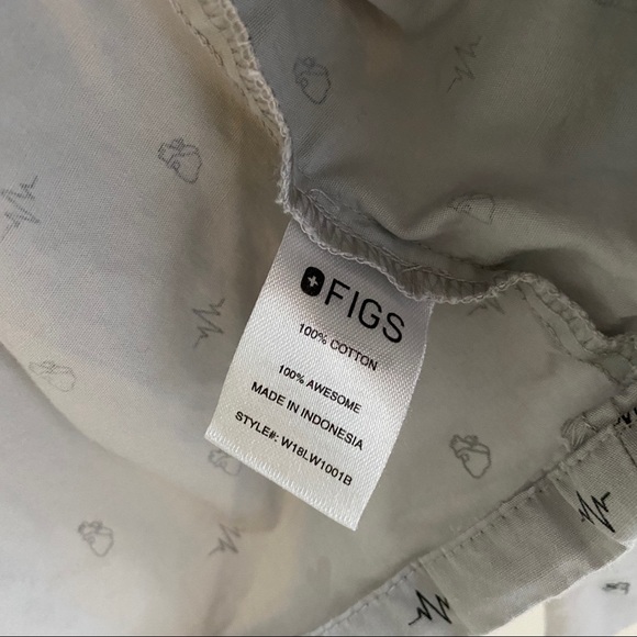 FIGS Grey Heartbeat PJ Top 🫀🩺 - Picture 5 of 6